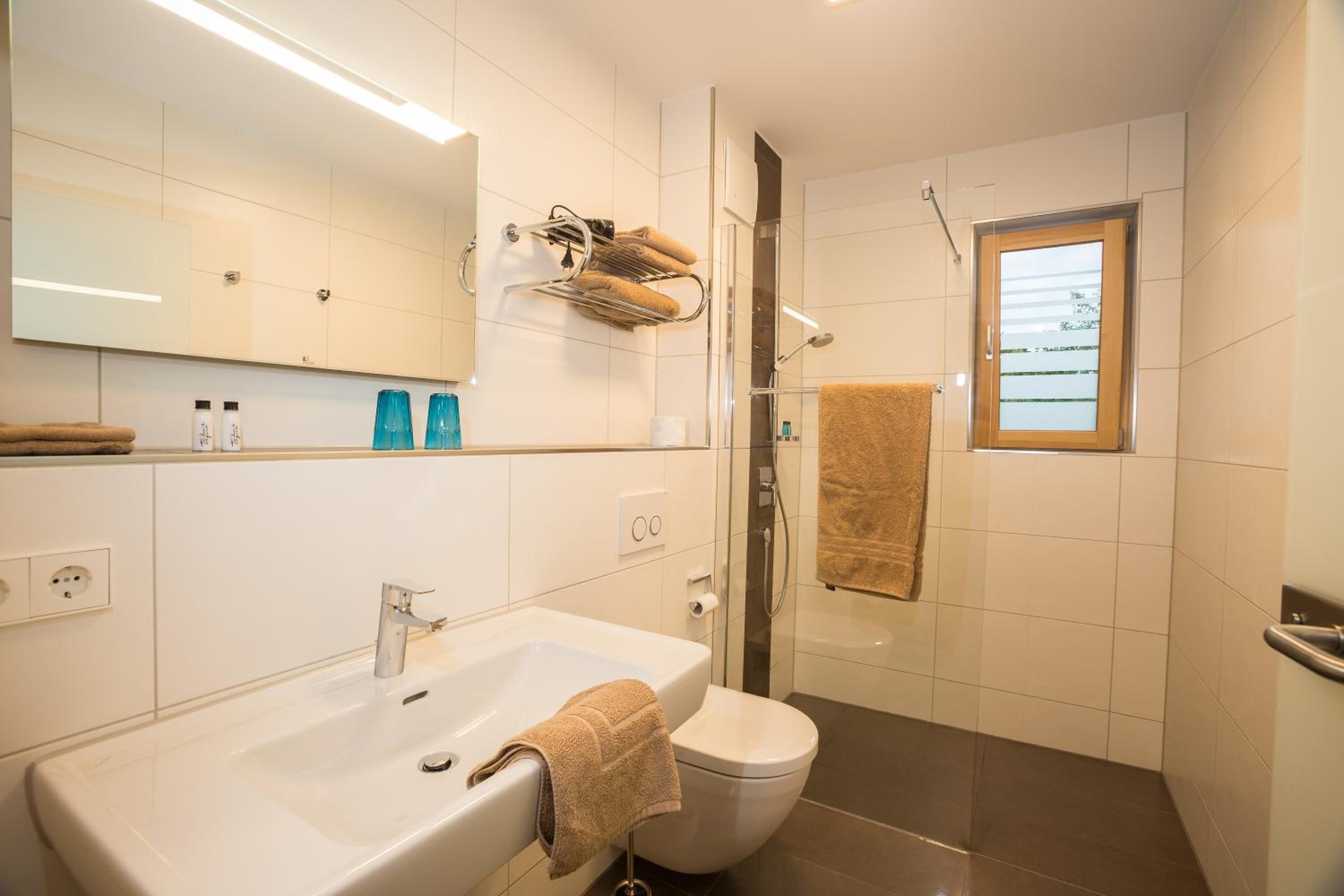 shower, free toiletries, hair dryer, towels