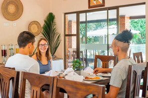 Café da manhã, almoço e jantar; local e internacional