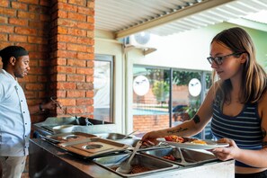 Sarapan, makan tengah hari dan makan malam dihidangkan 
