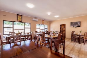 S'hi serveixen esmorzars, dinars i plats de cuina local i internacional