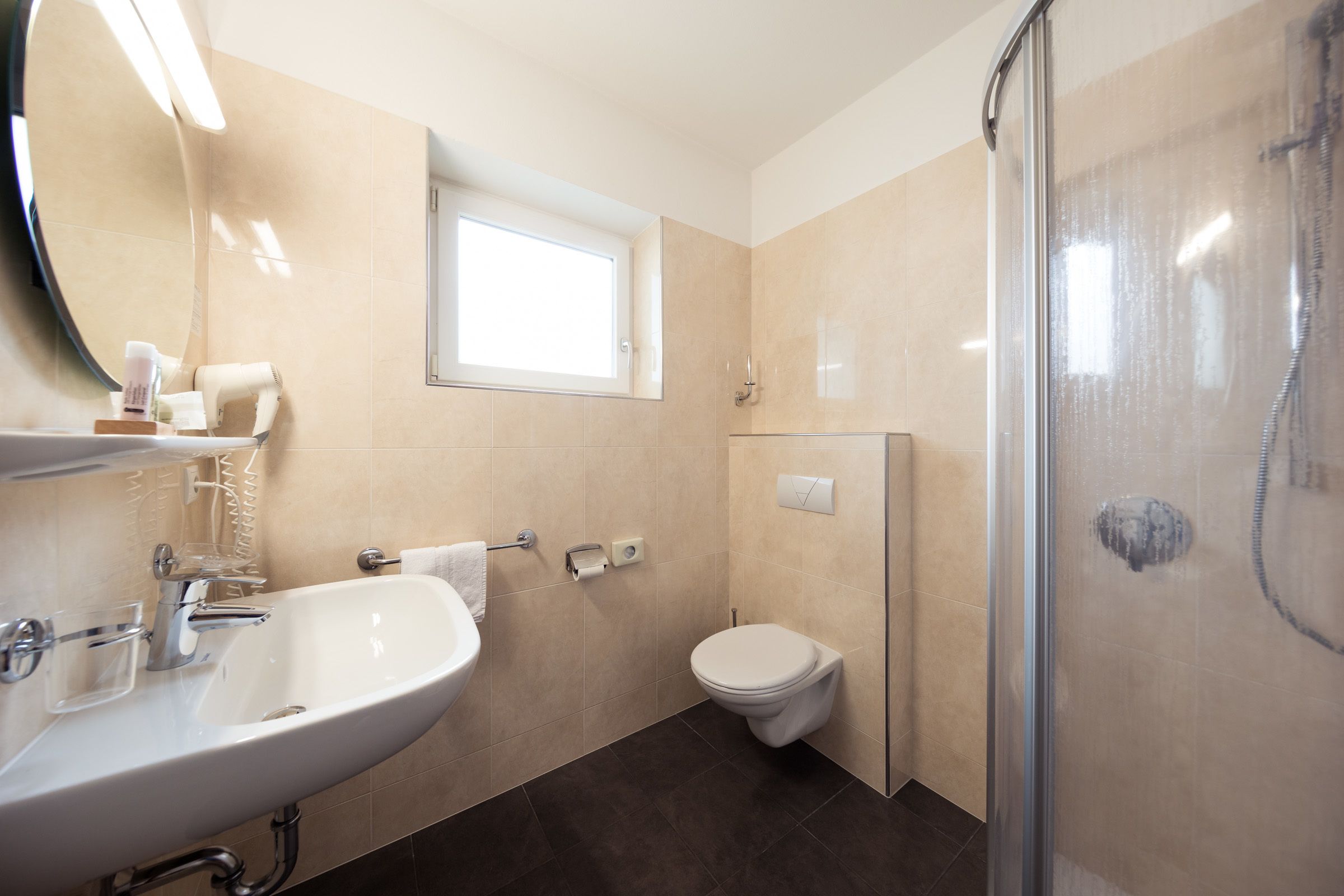 Ein Badezimmer mit Waschbecken, Toilette und Dusche.