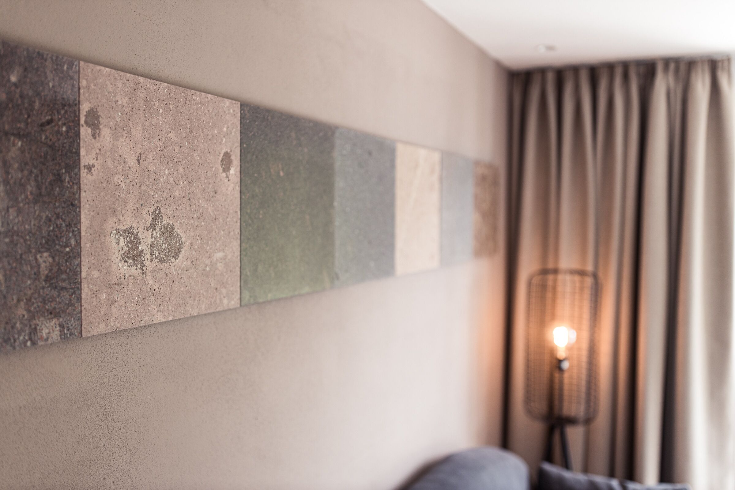 Una habitación moderna con una gran obra de arte abstracta en la pared, una lámpara de pie y un sofá.