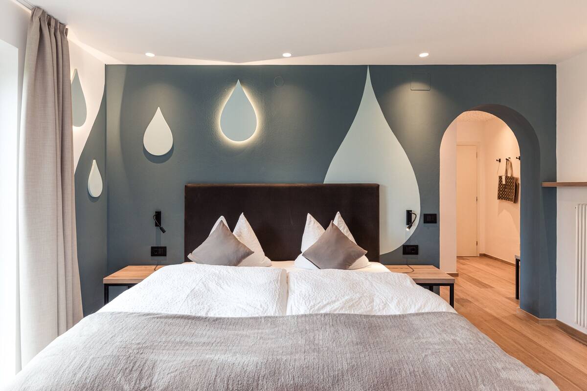 2 bedrooms, hypo-allergenic bedding, down duvets, minibar