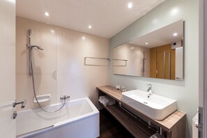 Exclusive Suite | Bathroom | Eco-friendly toiletries, hair dryer, bathrobes, towels - Hotel Berghang (Cornedo All'isarco)