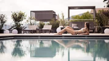 Piscine extérieure, parasols de plage, chaises longues