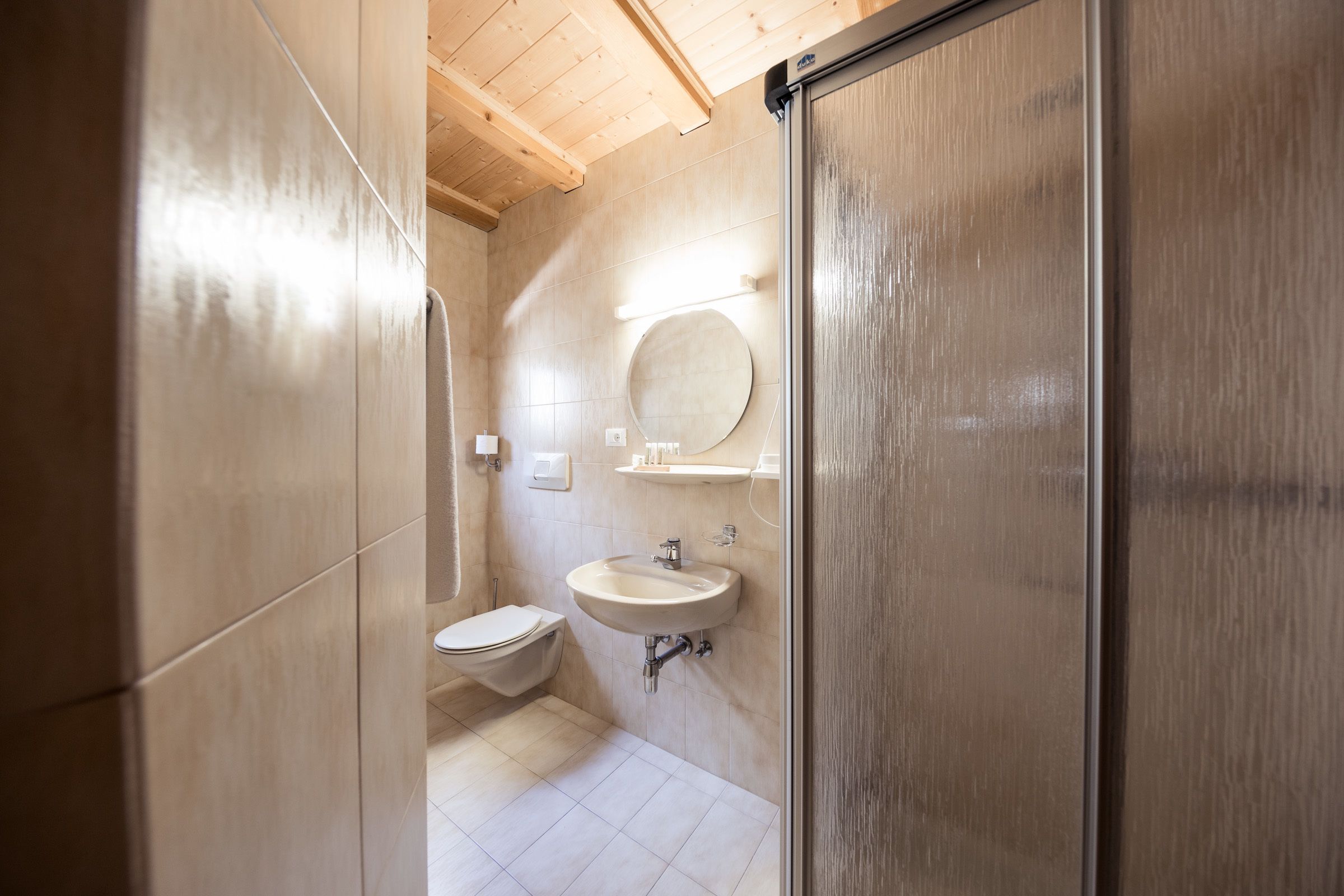 standard double room | bathroom | eco-friendly toiletries, hair dryer, bathrobes, towels