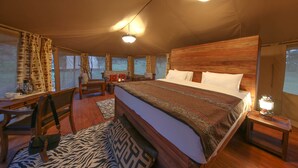Tenda Luxury | Una cassaforte in camera, una scrivania