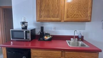 1 kamar tidur, tirai kedap cahaya, kedap suara, dan setrika/meja setrika