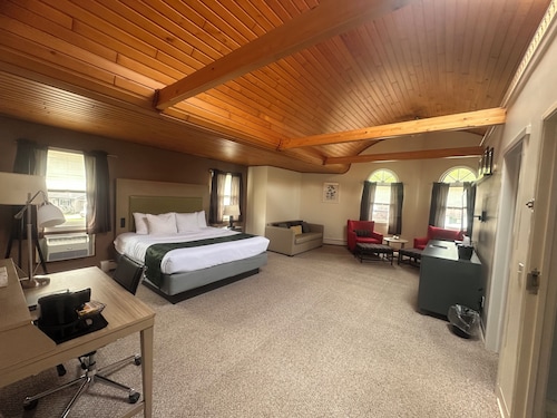 Pictured Rocks Inn & Suites