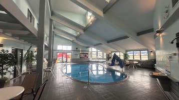 Piscina interna, espreguiçadeiras