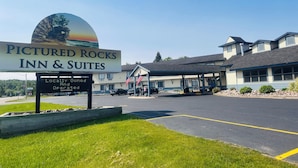 A hotel sign for Pictured Rocks Inn & Suites with a clear view of the building's exterior. - Pictured Rocks Inn & Suites (Munising)