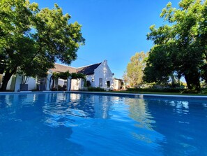 A pool with a house in the background. - Klein Nektar Manor (Montagu)