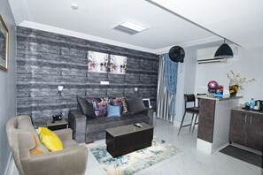 Business Suite | Living area | 40-inch plasma TV with satellite channels, TV - Newland Luxury Apartments (Abuja)