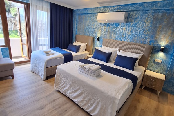 Deluxe Quadruple Room | Soundproofing, WiFi (free), individually furnished, bed sheets