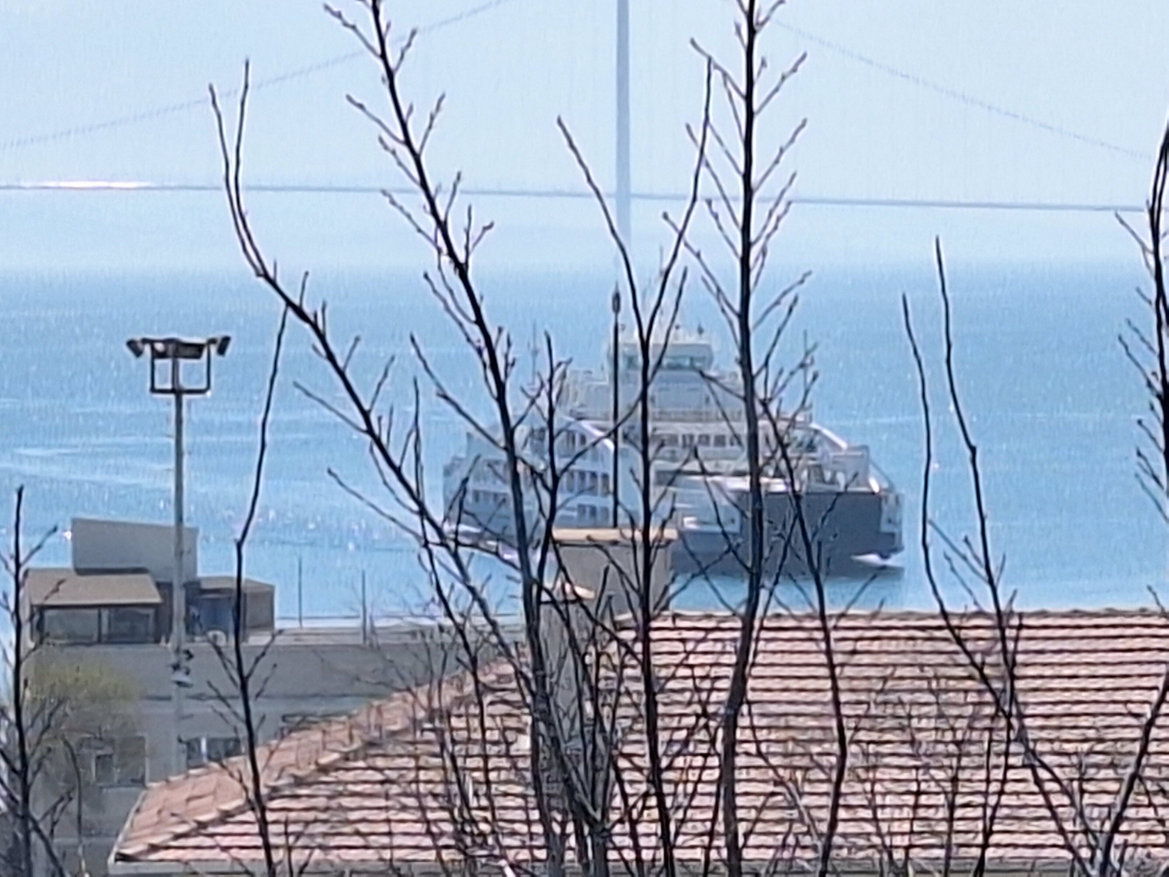 Un barco en el agua con un puente al fondo.