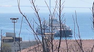 Un barco en el agua con un puente al fondo.