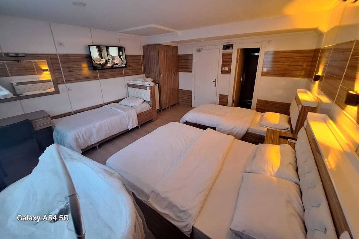 Habitació quàdruple Comfort, diversos llits, amb bany privat, vistes a la ciutat | Roba de llit d'alta qualitat i habitacions insonoritzades