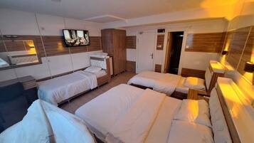 Neljän hengen comfort-huone, useita sänkyjä, kylpyhuone makuuhuoneen yhteydessä, kaupunkinäköala | Ylelliset vuodevaatteet, äänieristys, ilmainen Wi-Fi, vuodevaatteet