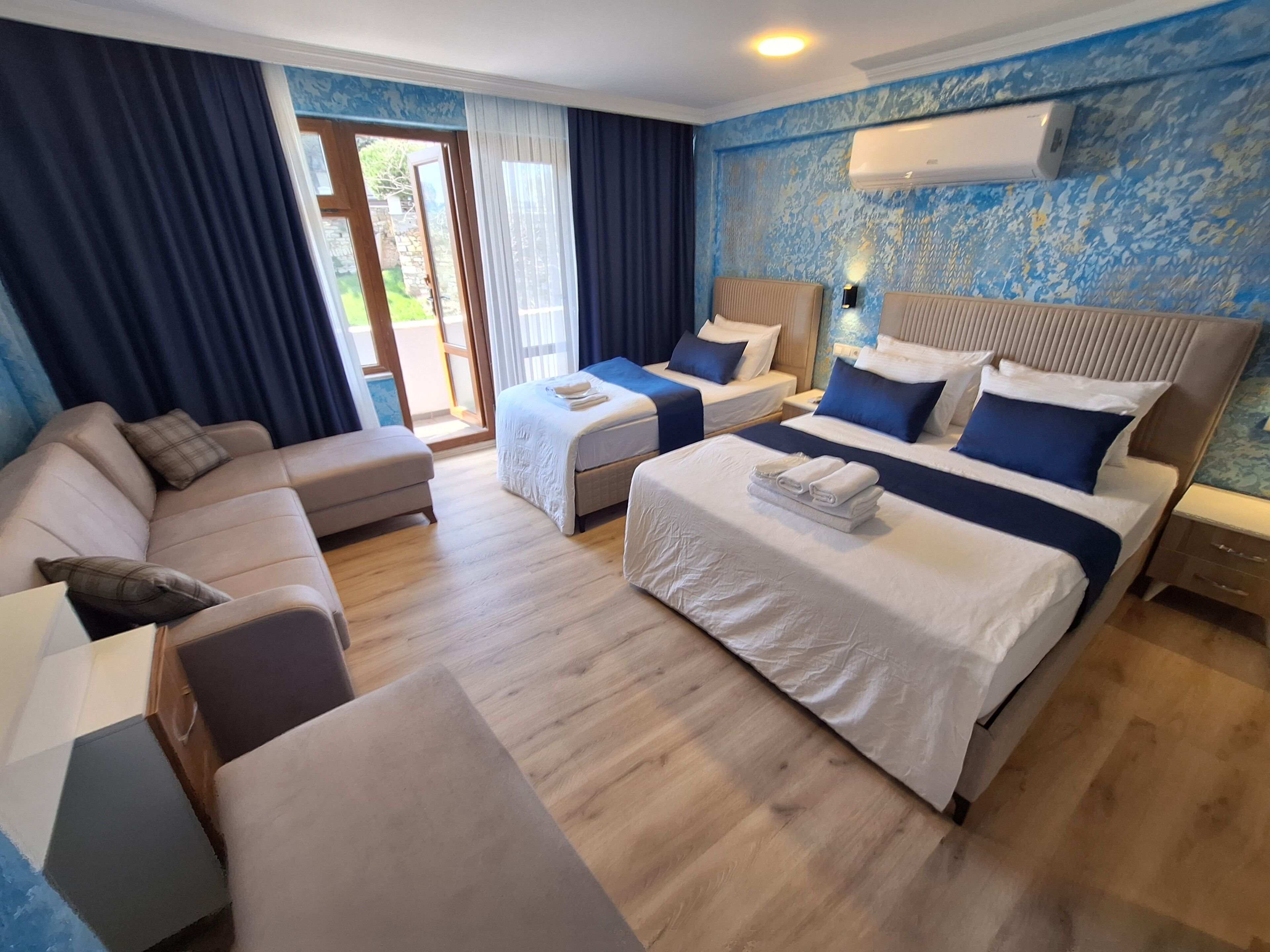 Deluxe Quadruple Room | Soundproofing, WiFi (free), individually furnished, bed sheets