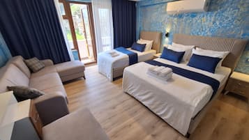 Deluxe Quadruple Room | Soundproofing, WiFi (free), individually furnished, bed sheets