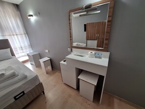Doppia Comfort, 1 letto matrimoniale, bagno in camera, vista città | Con arredamento individuale, insonorizzazione, Wi-Fi gratuito, lenzuola