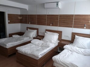 舒適四人房, 多張床, 獨立浴室, 城市景 | 高級寢具、隔音、免費 Wi-Fi、床單