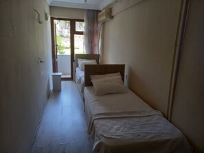 Economy-Zweibettzimmer | Schallisolierte Zimmer, kostenloses WLAN, Bettwäsche