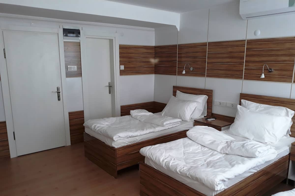 Comfort vierpersoonskamer, meerdere bedden, en-suite badkamer, uitzicht op stad | Geluiddichte muren, gratis wifi, beddengoed
