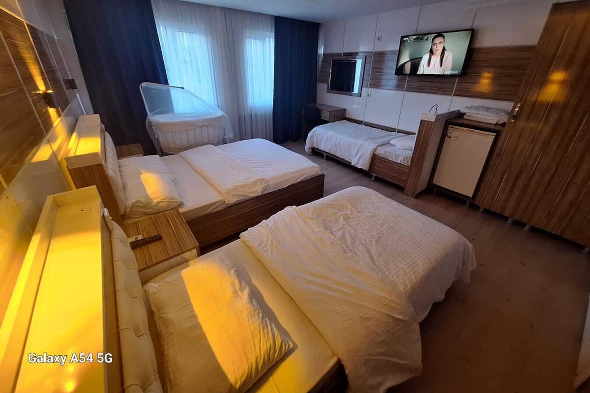 Habitación cuádruple Confort, varias camas, baño privado, vistas a la ciudad | Sistema de insonorización, wifi gratis, ropa de cama