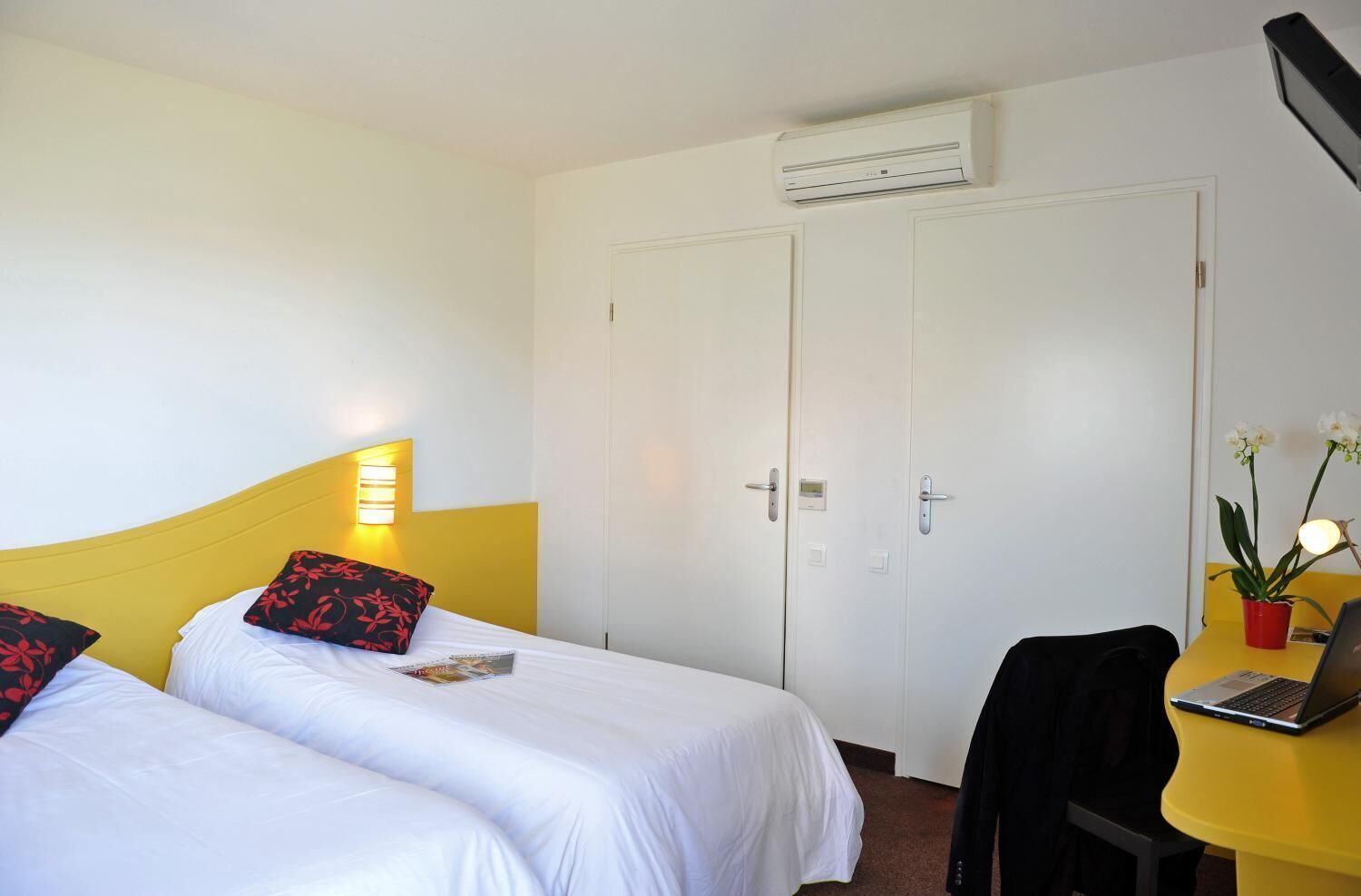 desk, cots/infant beds, free wifi