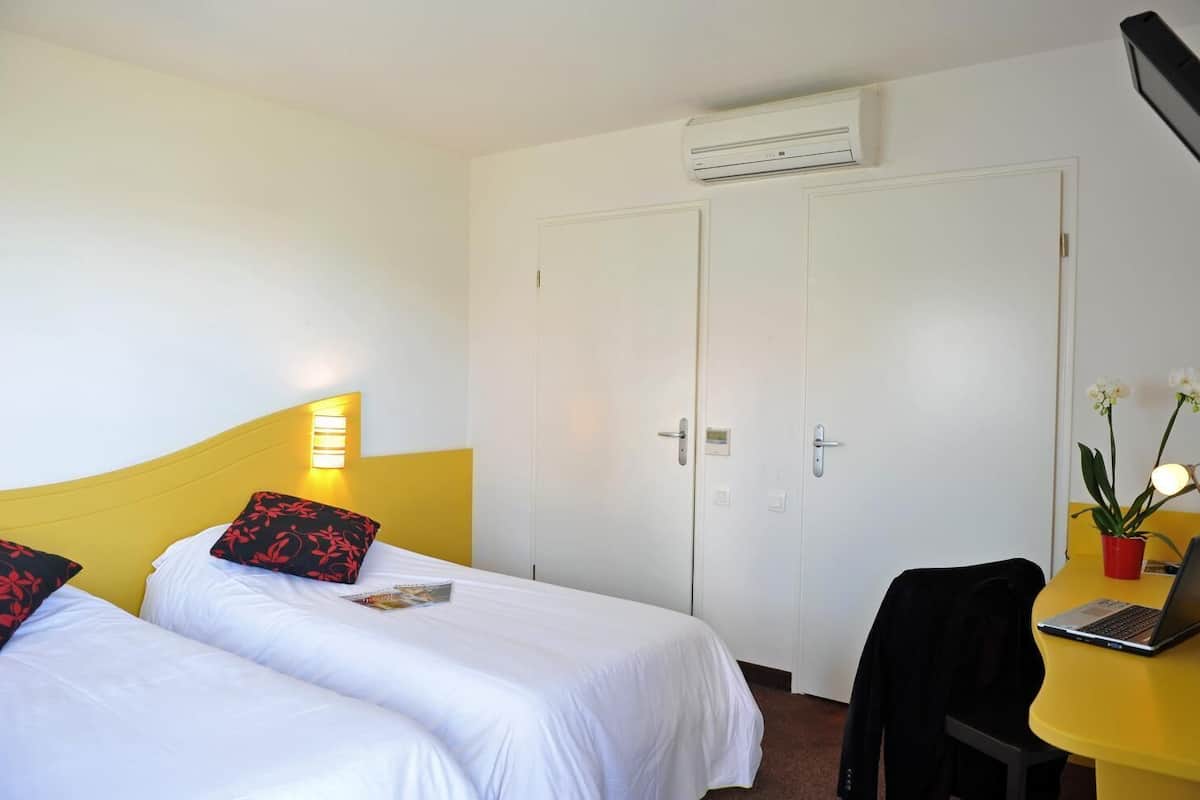 desk, cots/infant beds, free wifi