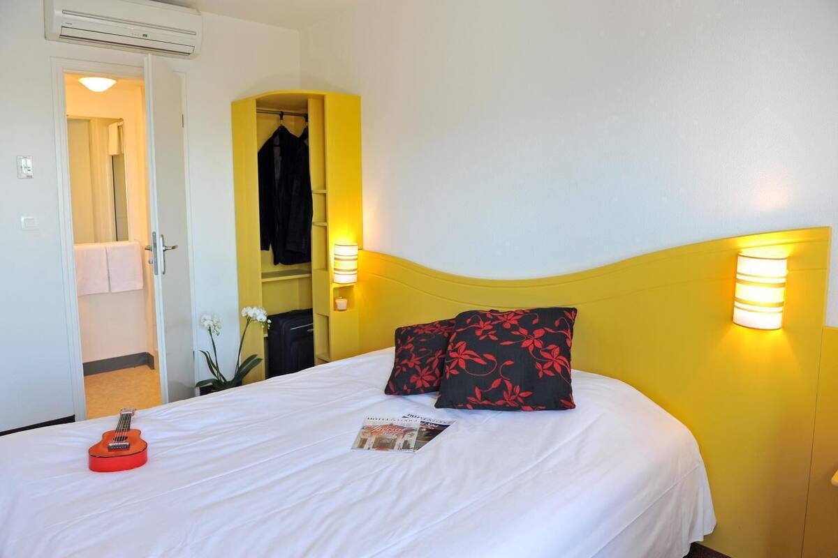 desk, cots/infant beds, free wifi