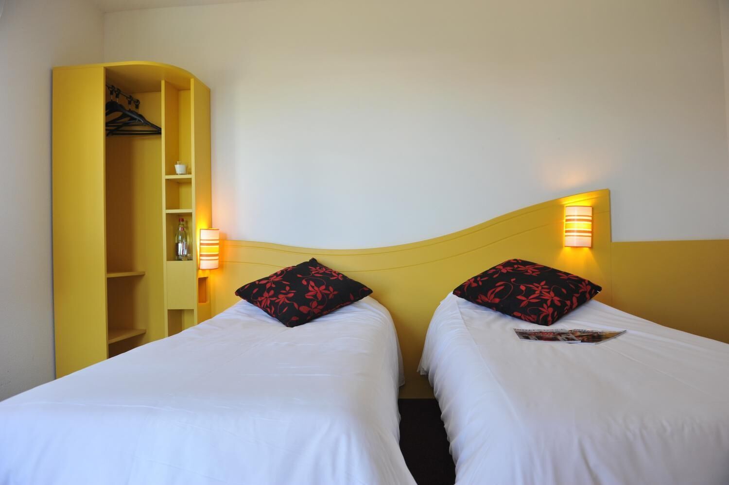 desk, cots/infant beds, free wifi