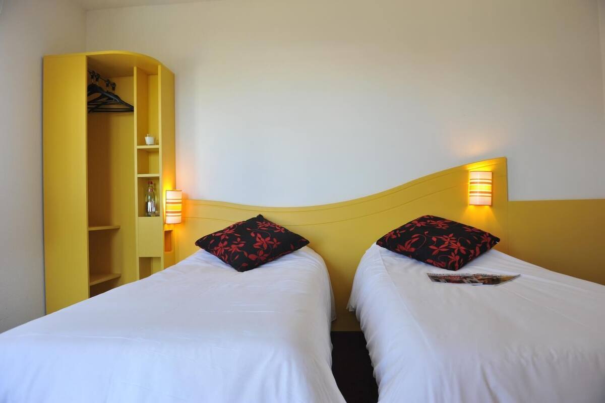 desk, cots/infant beds, free wifi