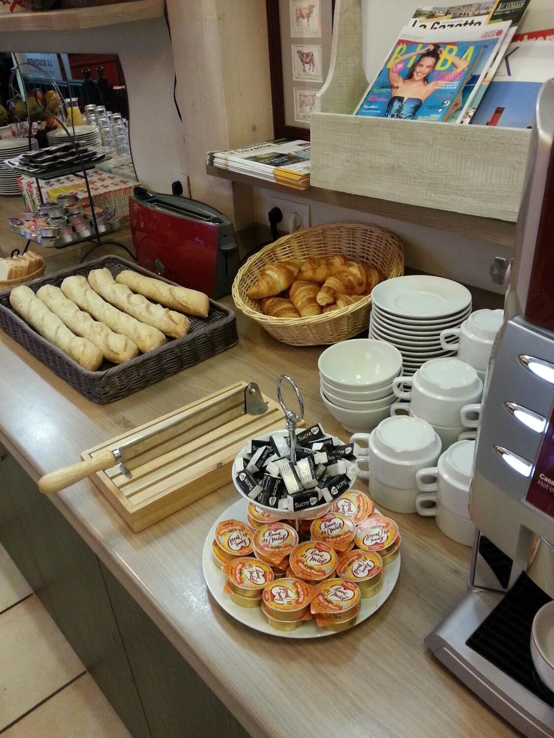 lunch and dinner served