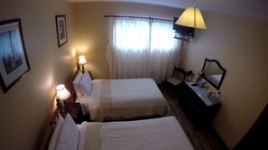 Quadruple Room, Ensuite (Room 2) - Castleview Golf Course B&B (Lahinch)