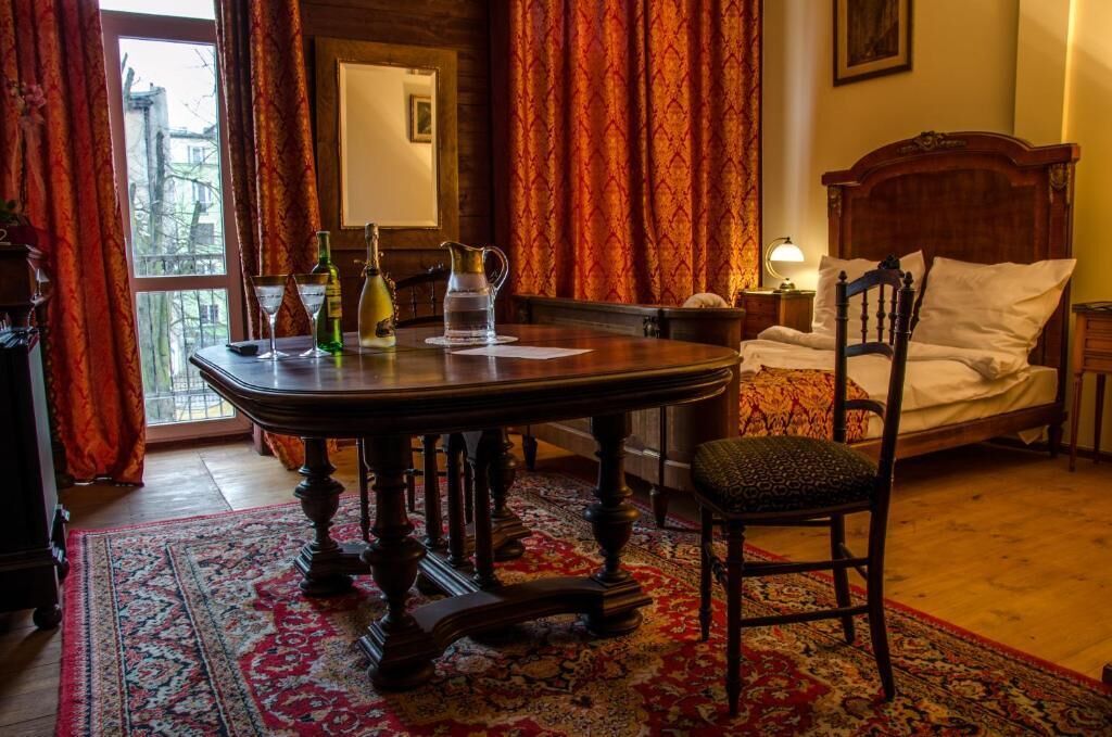 deluxe double room, private bathroom | minibar, in-room safe, desk, iron/ironing board