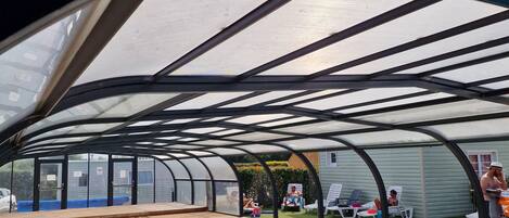 Een binnenzwembad en ligstoelen