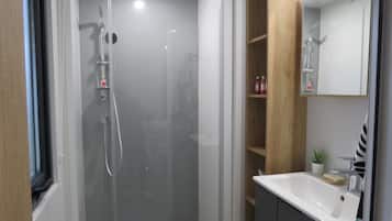 Casa rodante, 3 habitaciones, para no fumadores | Baño | Toallas