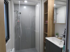 Mobile Unterkunft, 3 Schlafzimmer, Nichtraucher | Badezimmer | Handtücher