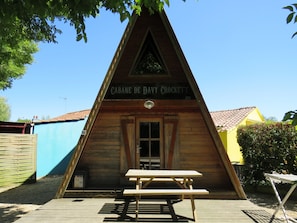 A wooden cabin with a sign reading "CABANE DE DAVY CROCKETT".