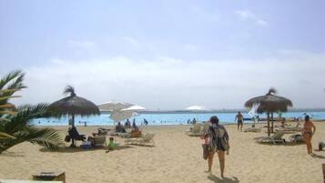 Playa en los alrededores y playa de arena blanca