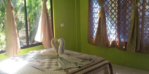 Economy Single Room | Free WiFi, bed sheets - Los Amigos Jungle Hotel Tortuguero (Colorado)