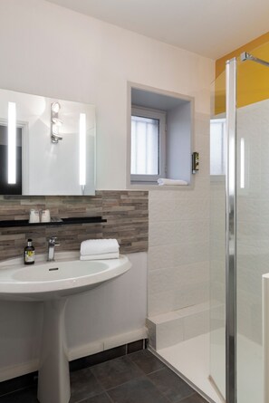 Free toiletries, hair dryer, towels -  Logis Hotel-Restaurant Saint Romain (Anse)
