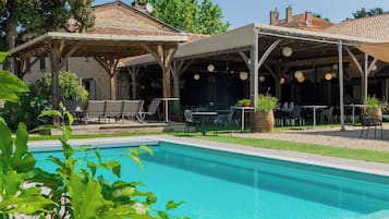Seasonal outdoor pool, pool loungers