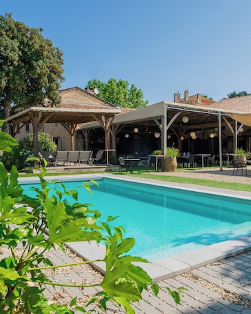 Una piscina al aire libre de temporada, sillones reclinables de piscina. Logis Hotel-Restaurant Saint Romain