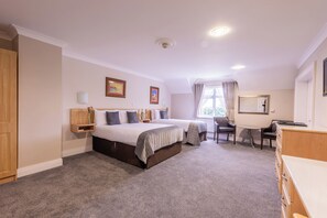 Caja de seguridad en la habitación y escritorio 