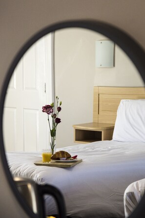 Tweepersoonskamer | Een kluis op de kamer, een bureau, een strijkplank/strijkijzer