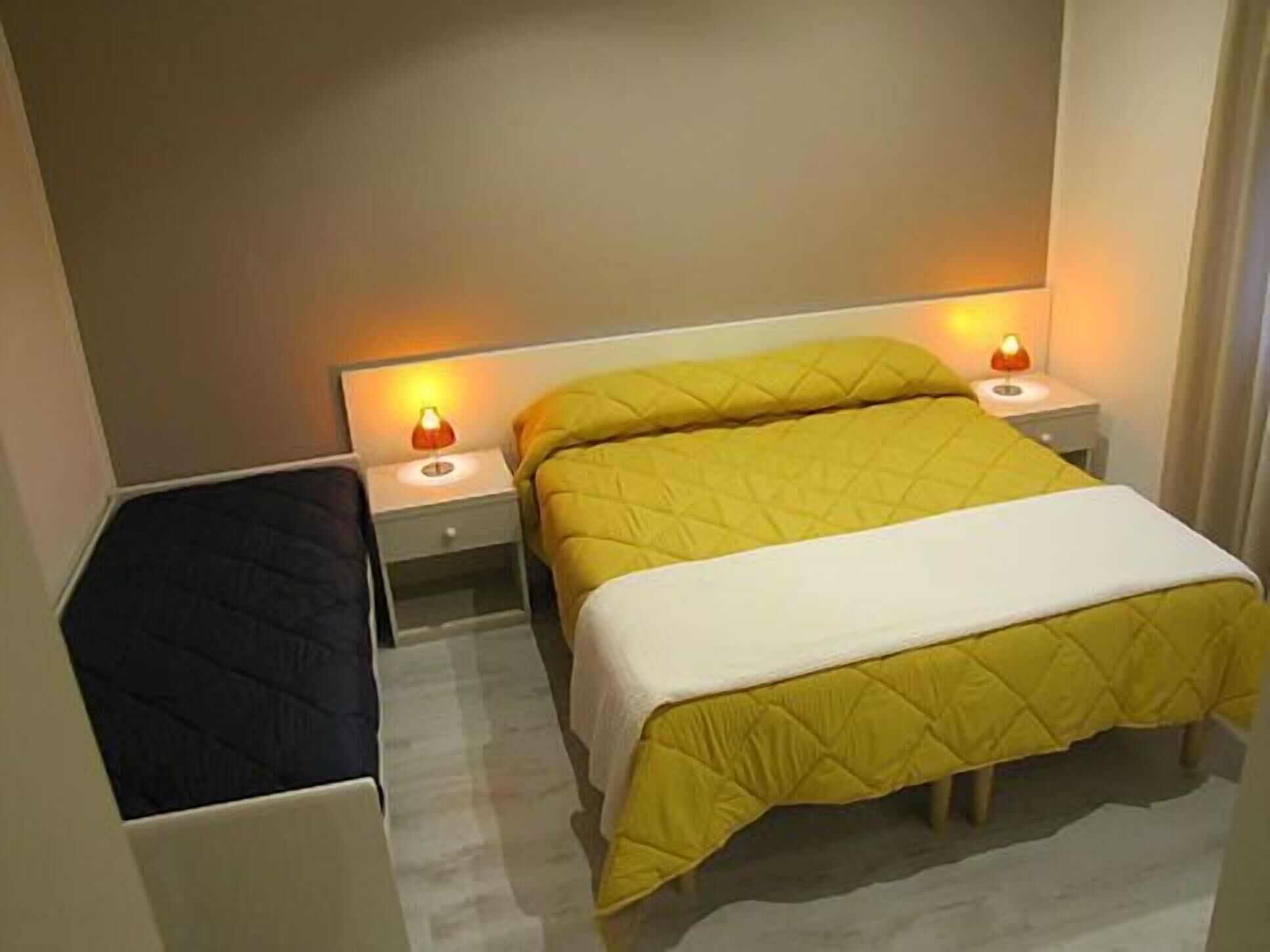 Desk, soundproofing, free cots/infant beds, rollaway beds