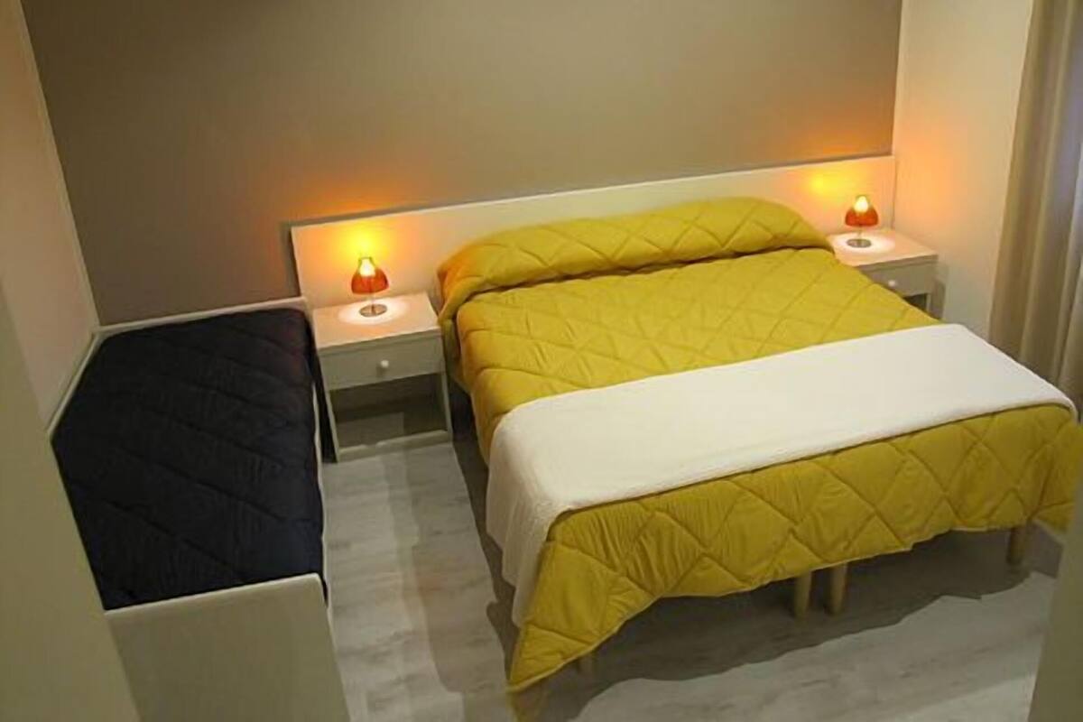 Desk, soundproofing, free cots/infant beds, rollaway beds